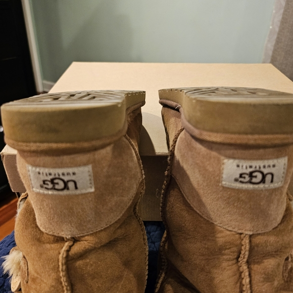 UGG Bailey 3 Button Shearling Boot - Picture 9 of 16